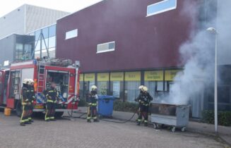 Papiercontainer vat vlam, Vlasbaan in Leiderdorp