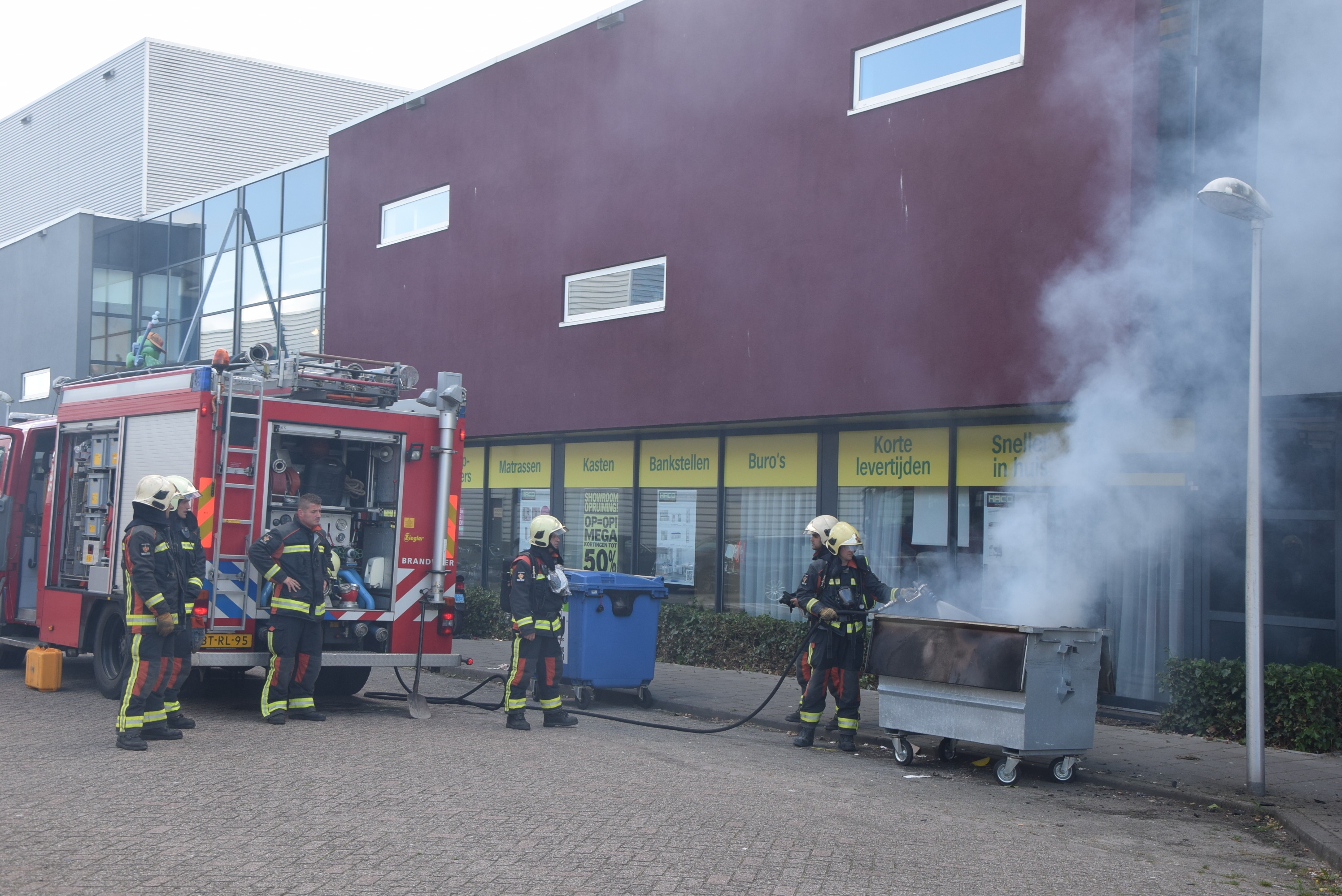 Papiercontainer vat vlam, Vlasbaan in Leiderdorp