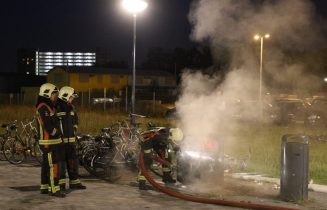 Veel rook bij een brand in een ondergrondse container, Omegaplantsoen in Leiden