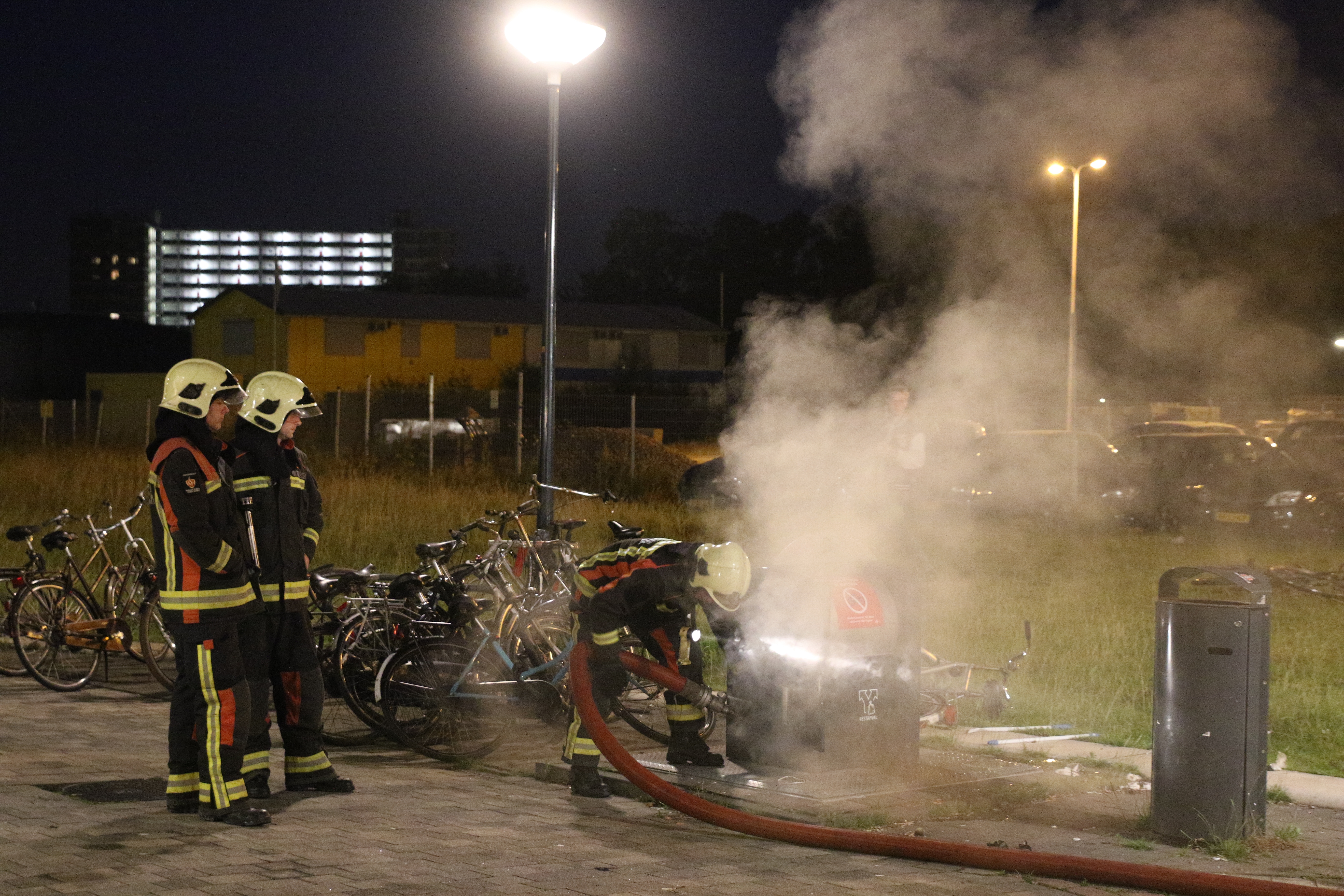 Veel rook bij een brand in een ondergrondse container, Omegaplantsoen in Leiden