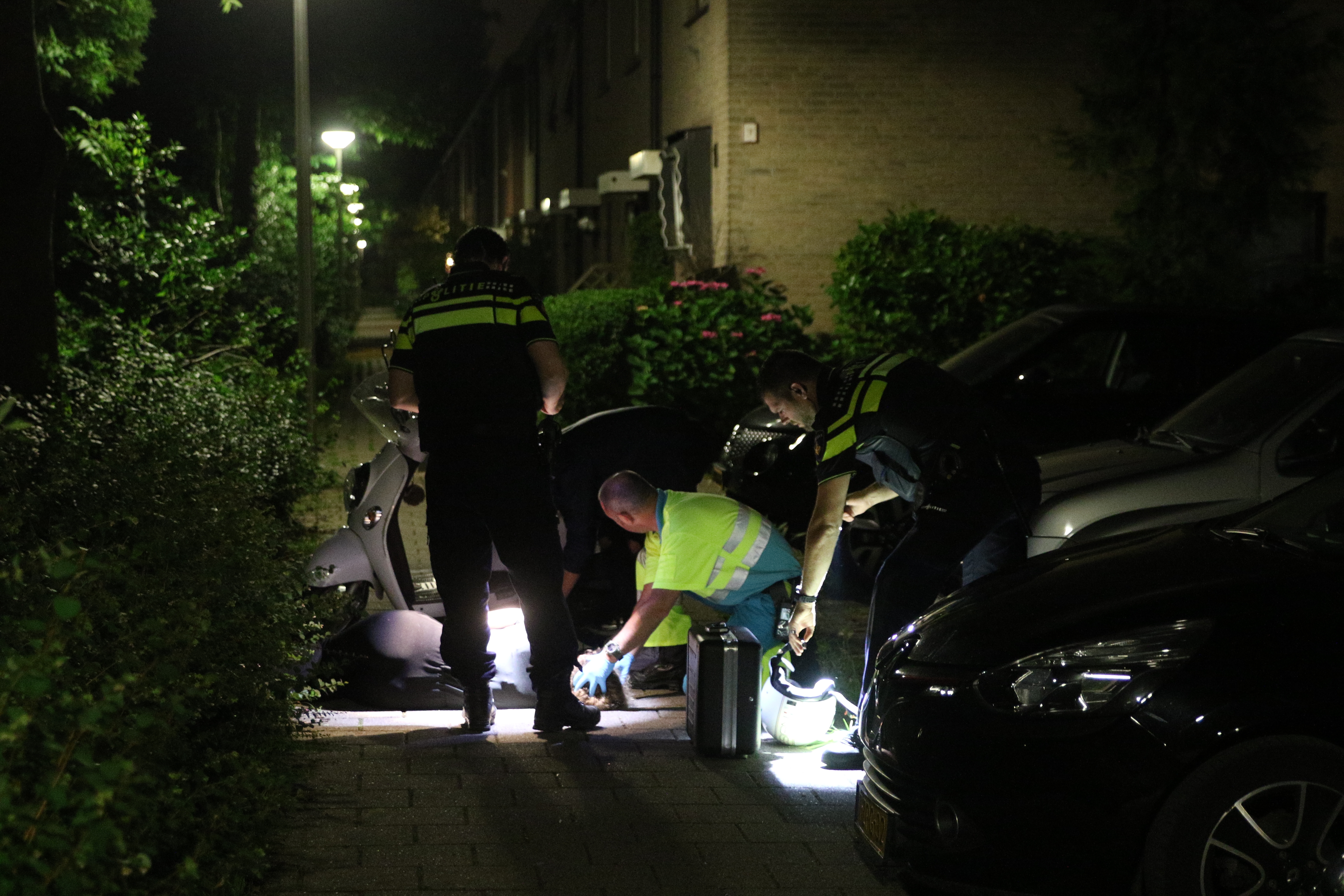Vrouw gewond bij val met scooter, Alphons Diepenbrocksingel in Leiderdorp