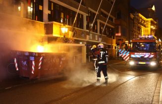 Brandweer blust brandende bouwcontainer, Breestraat in Leiden
