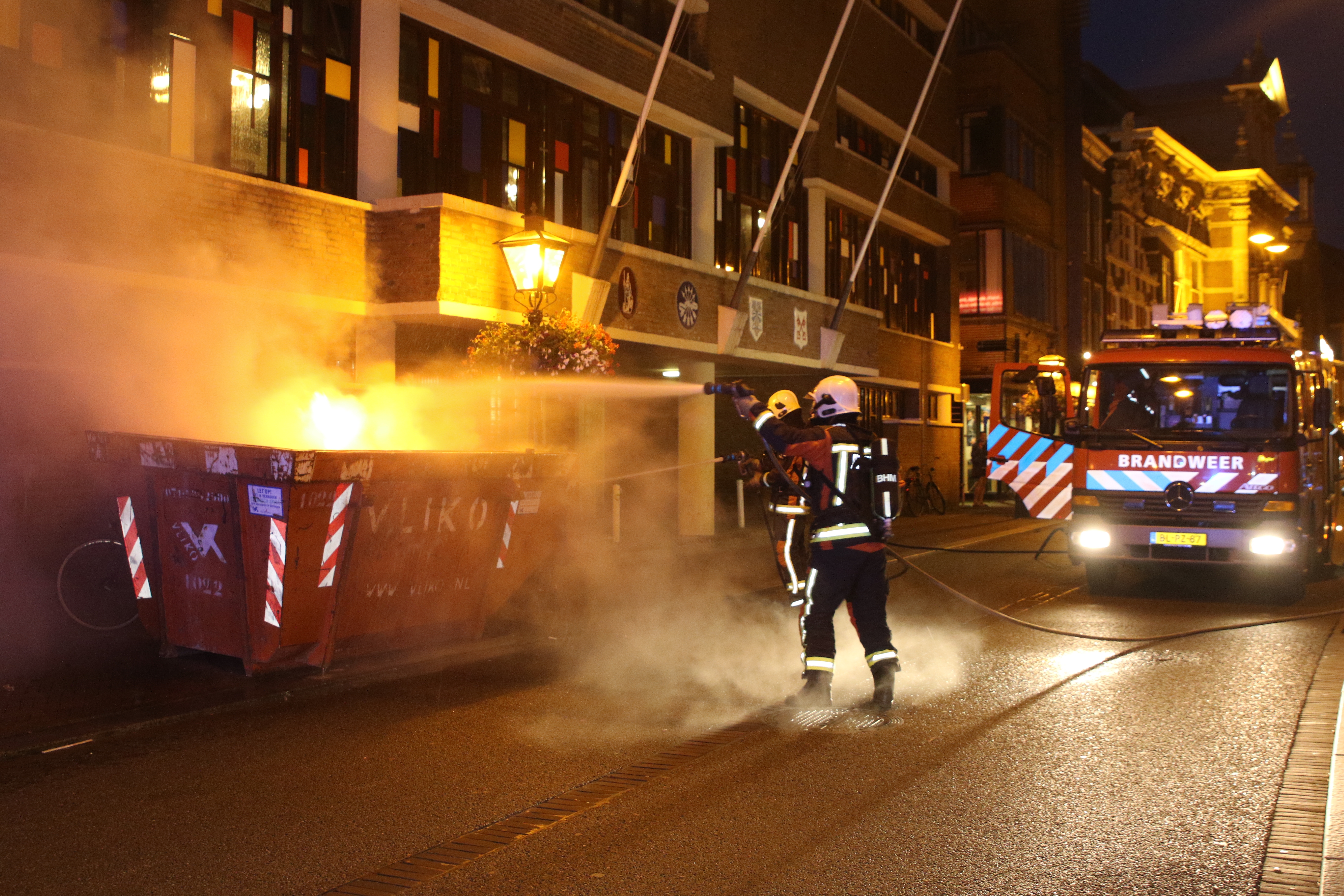 Brandweer blust brandende bouwcontainer, Breestraat in Leiden