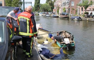Sloep maakt tijdens varen water, Utrechtse Jaagpad in Leiden