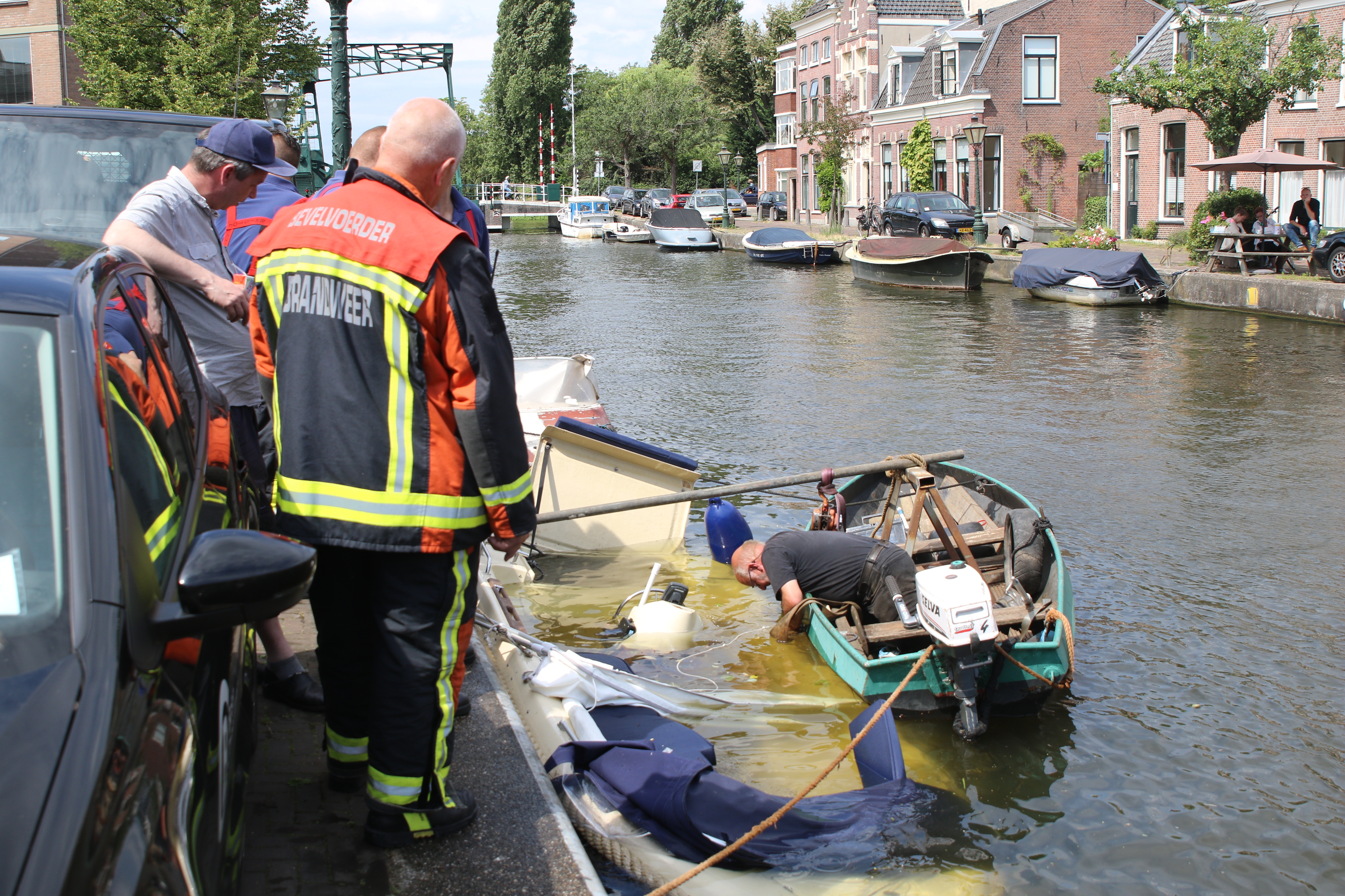 Sloep maakt tijdens varen water, Utrechtse Jaagpad in Leiden