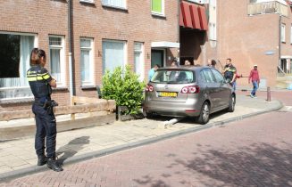 Automobiliste rijdt lantaarpaal omver, Atjehstraat in Leiden