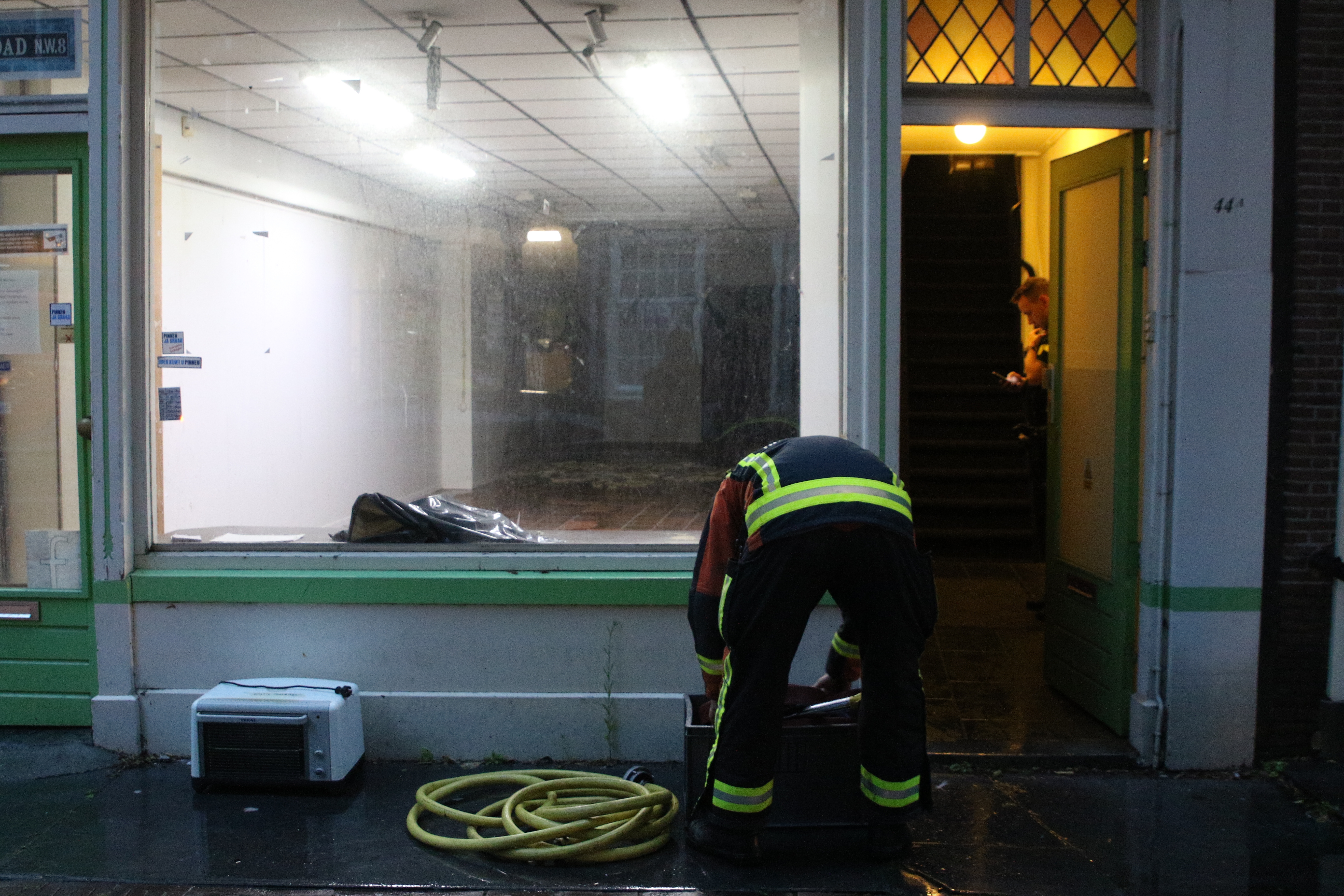 Waterlekkage door hevige regenval, Hooigracht in Leiden