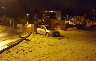 Auto vliegt uit bocht