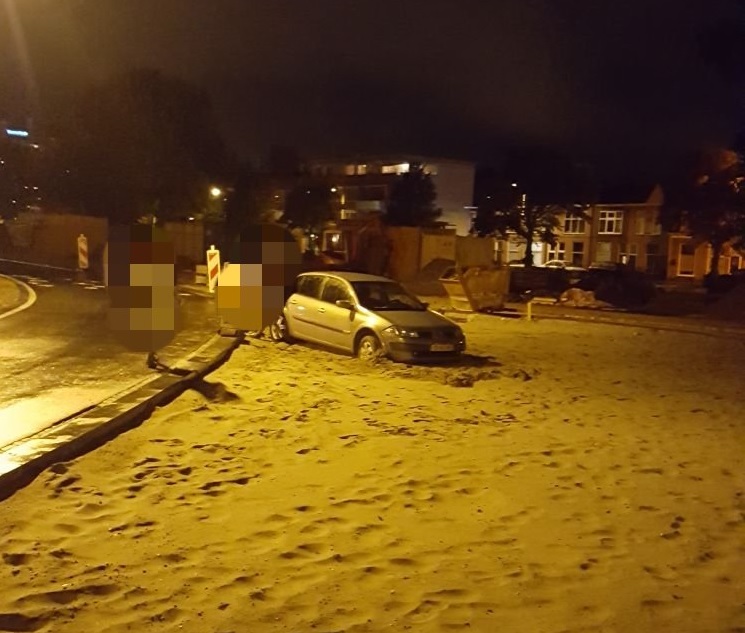 Auto vliegt uit bocht