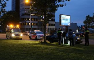 Automobilist botst tegen boom, Willem de Zwijgerlaan in Leiden
