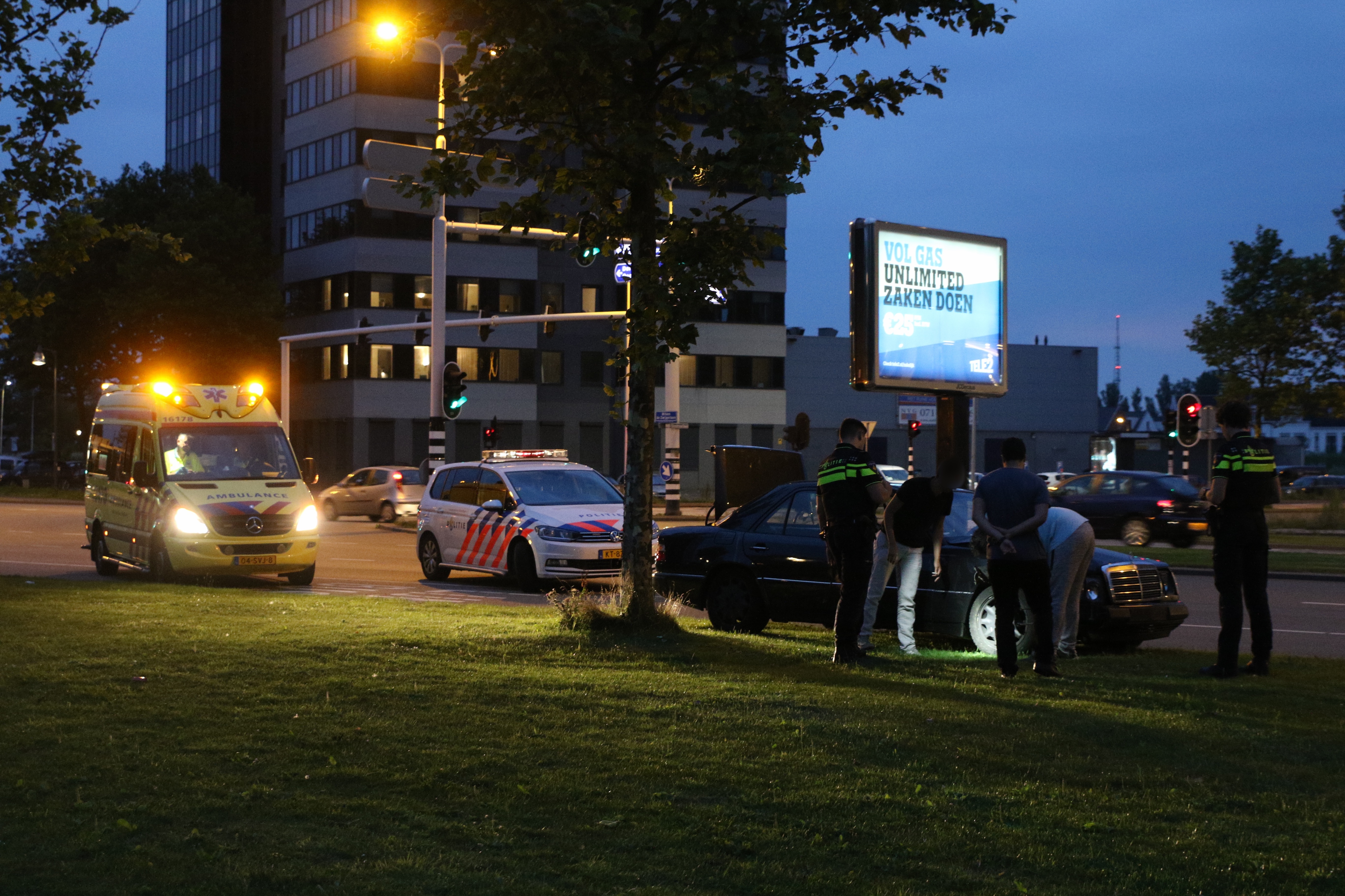 Automobilist botst tegen boom, Willem de Zwijgerlaan in Leiden