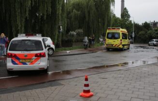 Weg dicht na ongeval tussen personenauto en scooter, Maresingel in Leiden