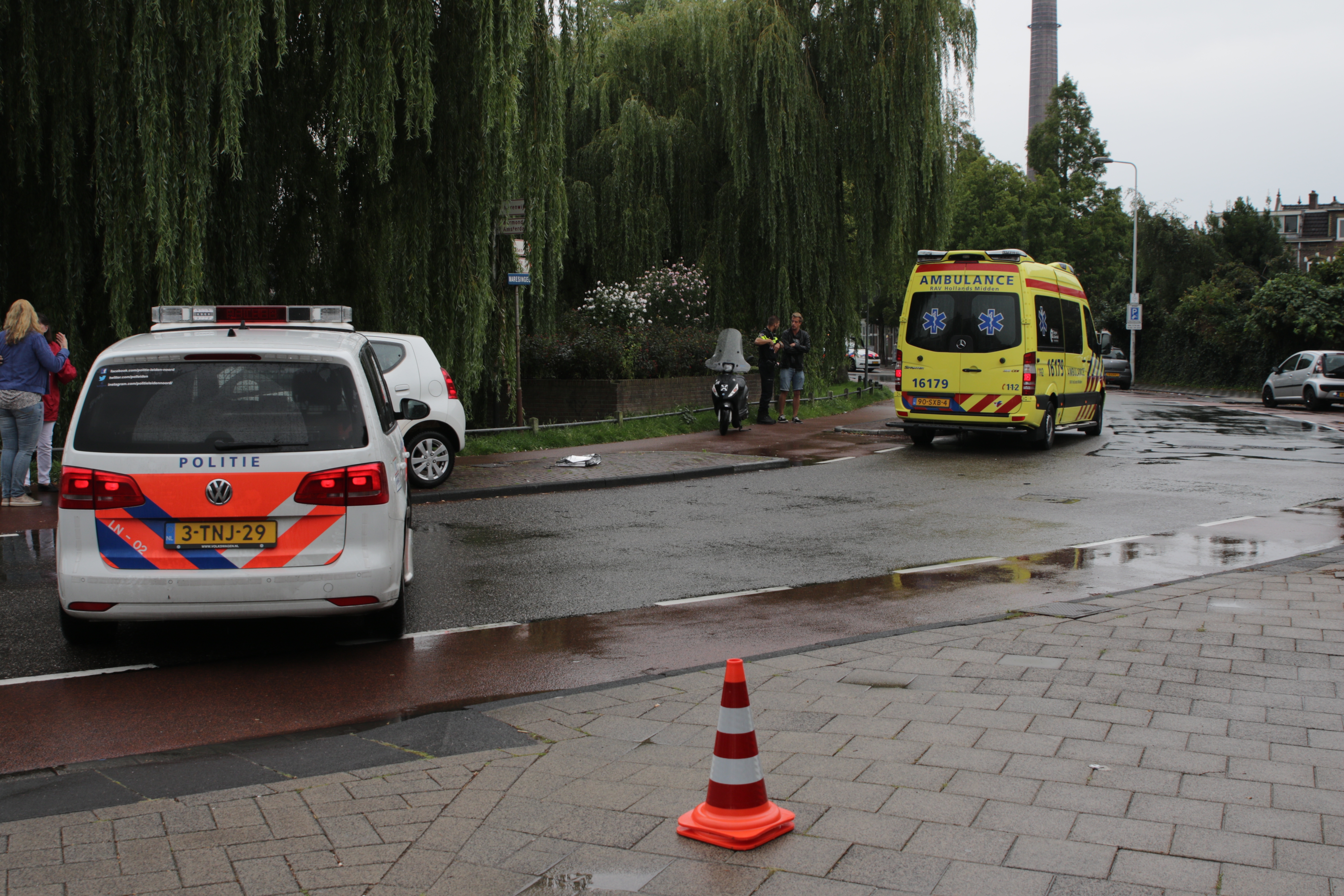 Weg dicht na ongeval tussen personenauto en scooter, Maresingel in Leiden