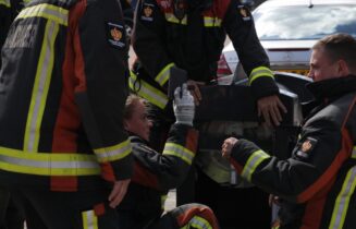Brandweer probeert telefoon uit ondergrondse container te halen, Bielzenstraat in Leiden