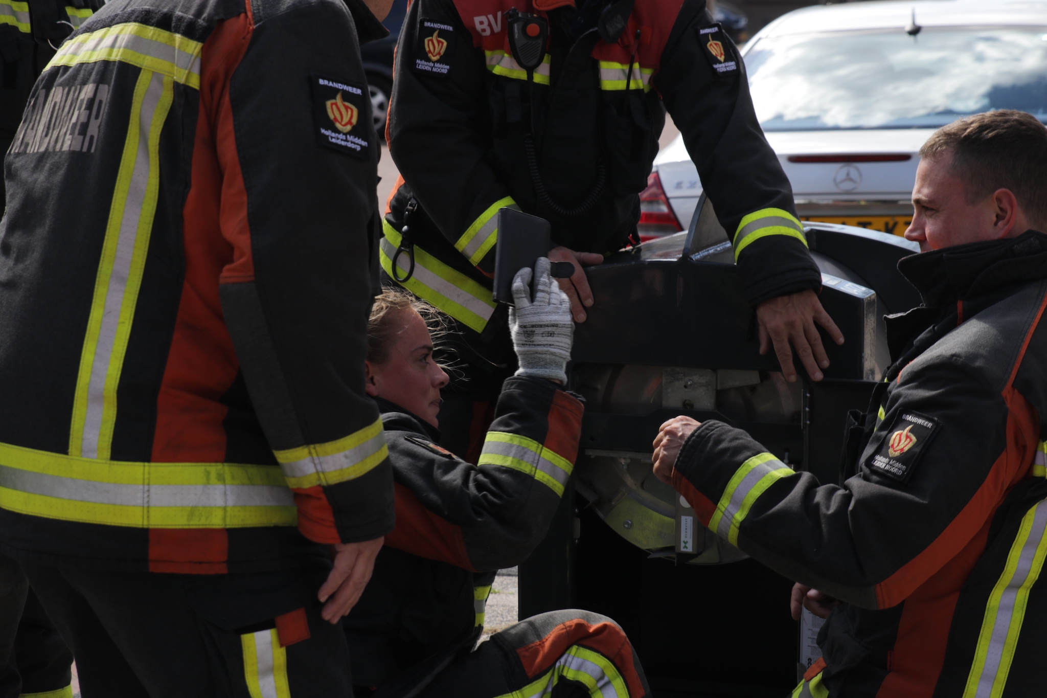 Brandweer probeert telefoon uit ondergrondse container te halen, Bielzenstraat in Leiden