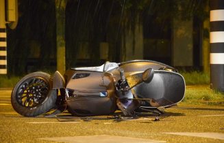 Personenauto gaat er vandoor na botsing met scooter, Doctor Lelylaan in Leiden