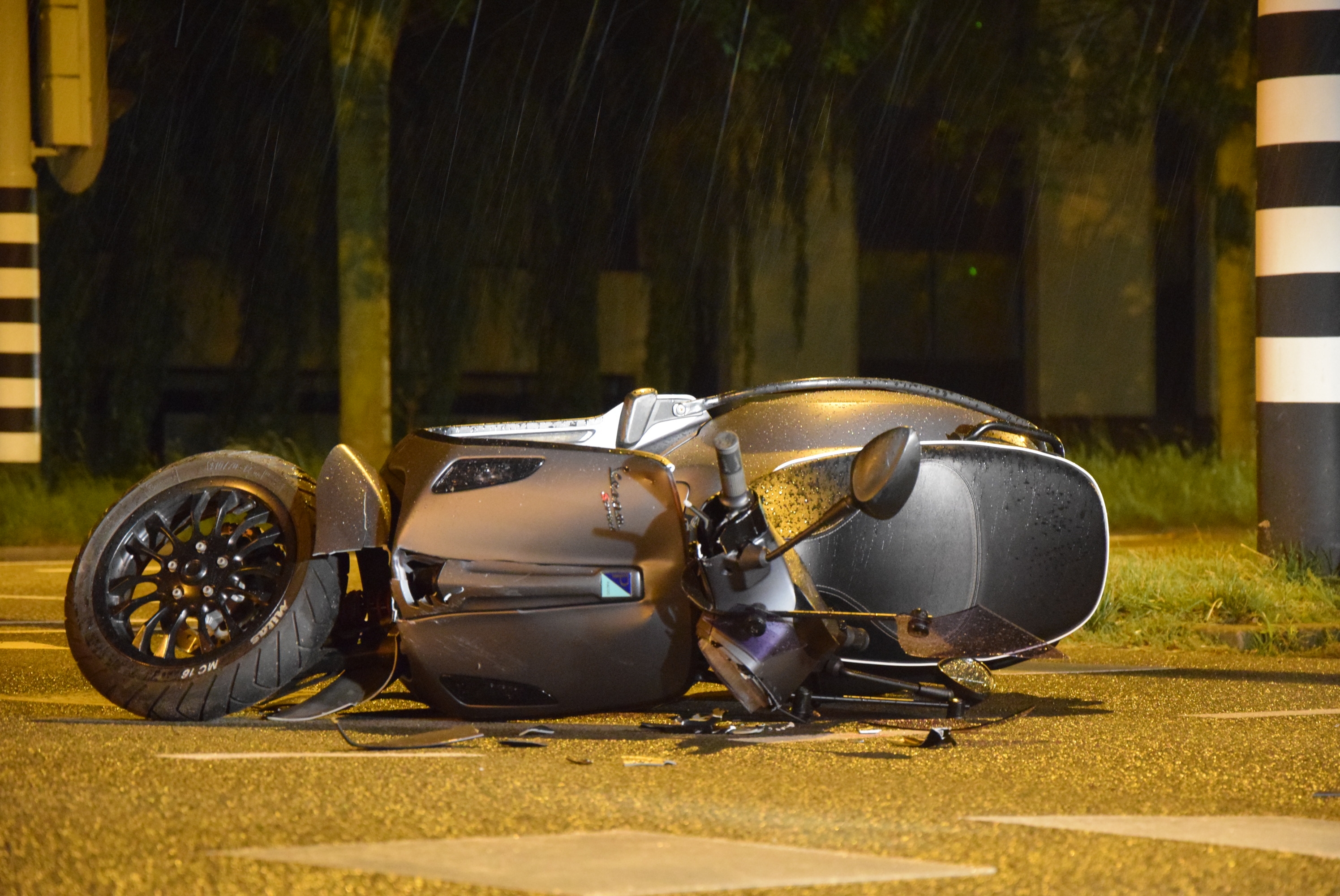 Personenauto gaat er vandoor na botsing met scooter, Doctor Lelylaan in Leiden