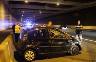 Voertuig zwaar beschadigd en file door ongeval in limesaquaduct, Rijksweg A4 in Leiden
