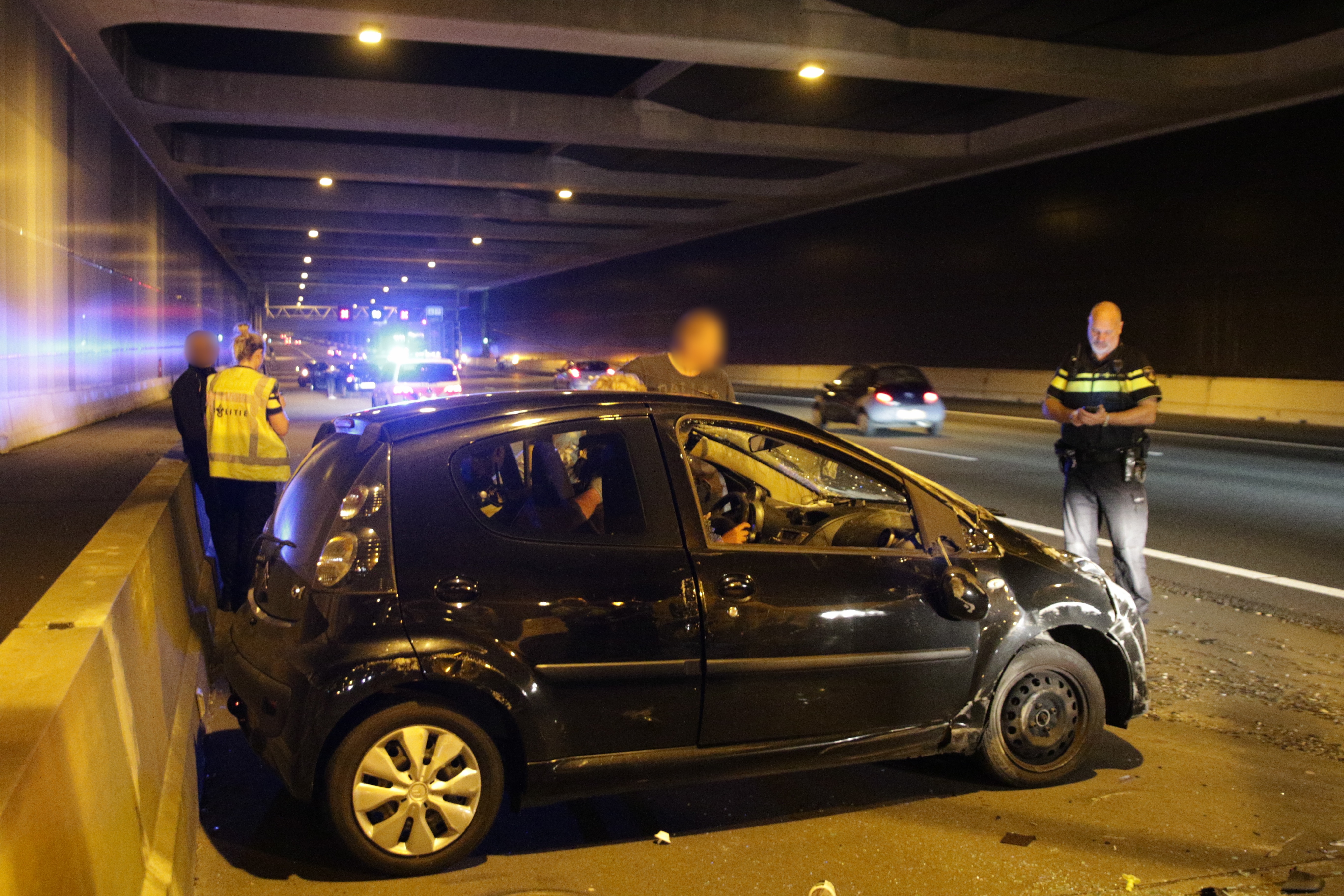 Voertuig zwaar beschadigd en file door ongeval in limesaquaduct, Rijksweg A4 in Leiden
