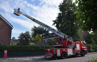 Brandweer bevrijdt vogel uit schoorsteenkap, Ereprijskamp in Leiderdorp