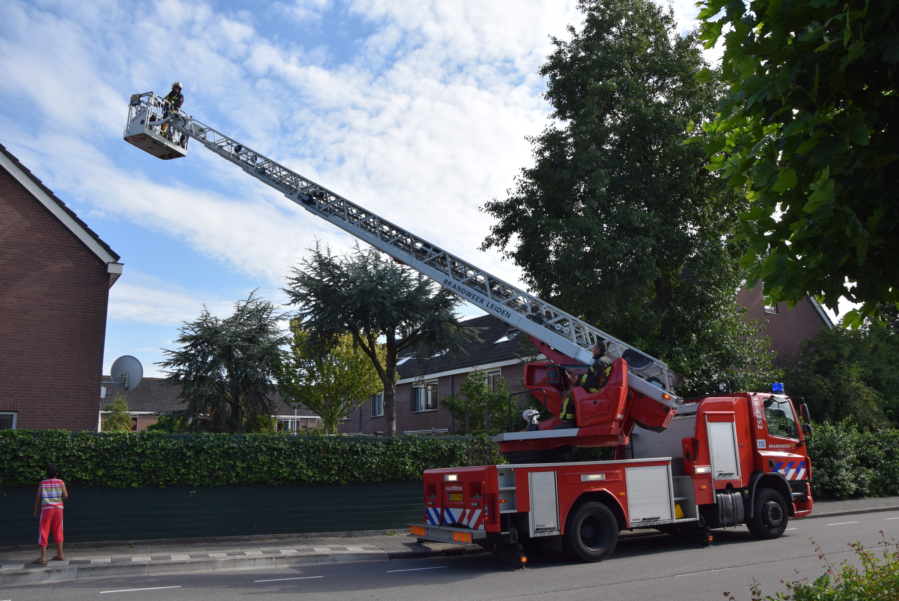 Brandweer bevrijdt vogel uit schoorsteenkap, Ereprijskamp in Leiderdorp