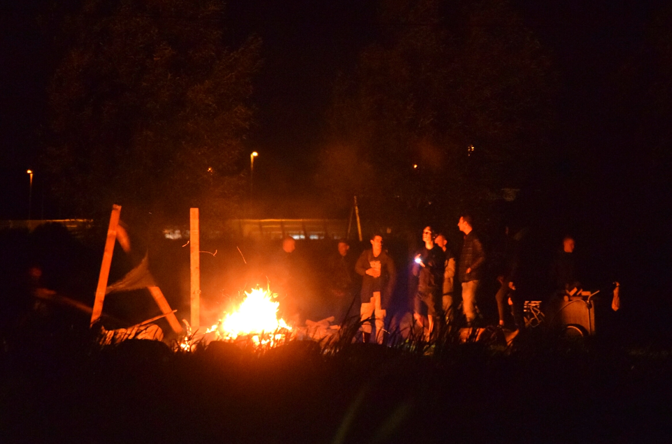 Melding brandstichting blijkt groot vreugdevuur, Groenehartplein in Zoeterwoude
