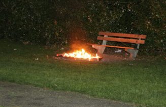 Brandweer blust brandend hout, Admiraal Banckertweg in Leiden