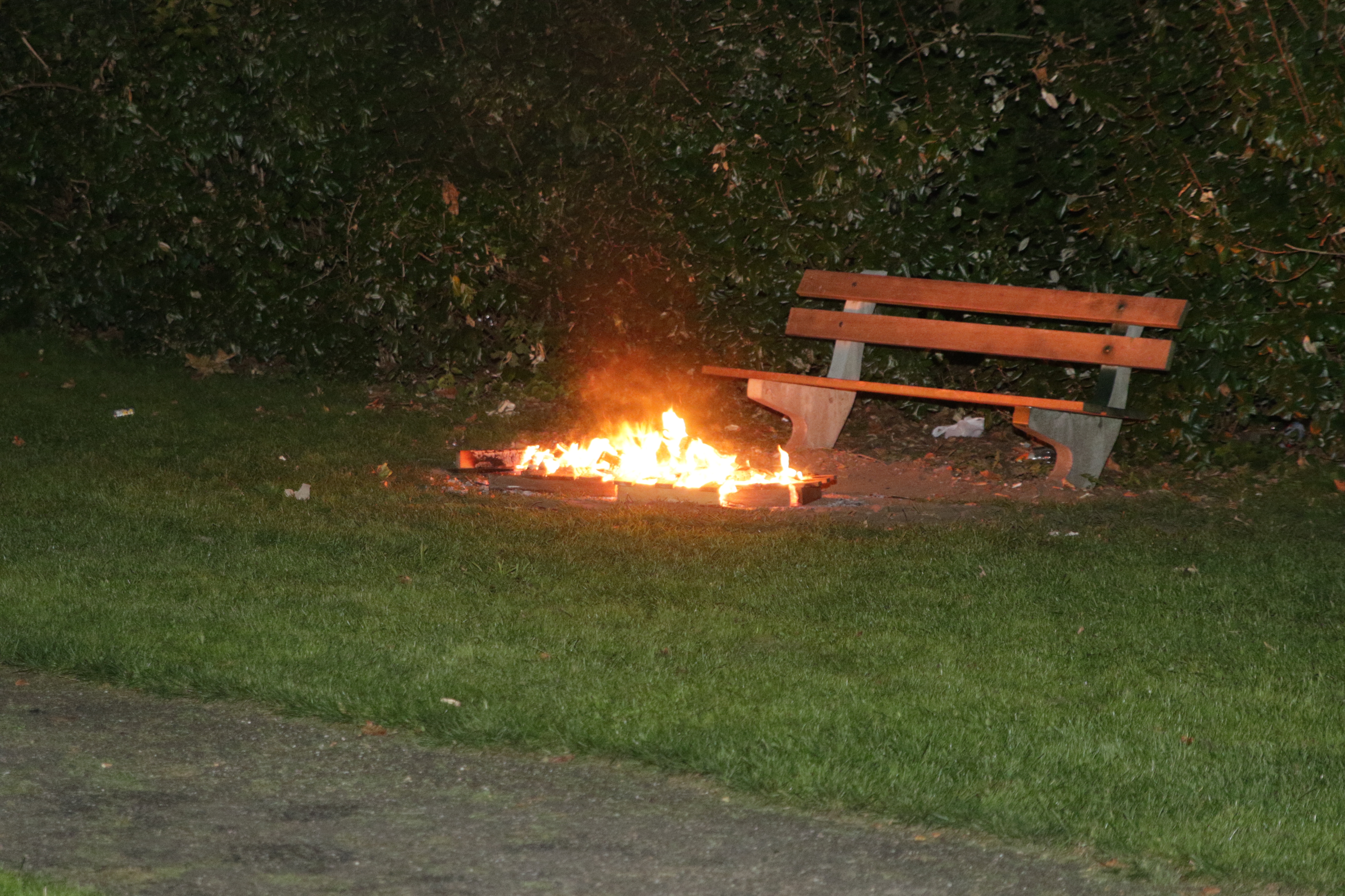 Brandweer blust brandend hout, Admiraal Banckertweg in Leiden
