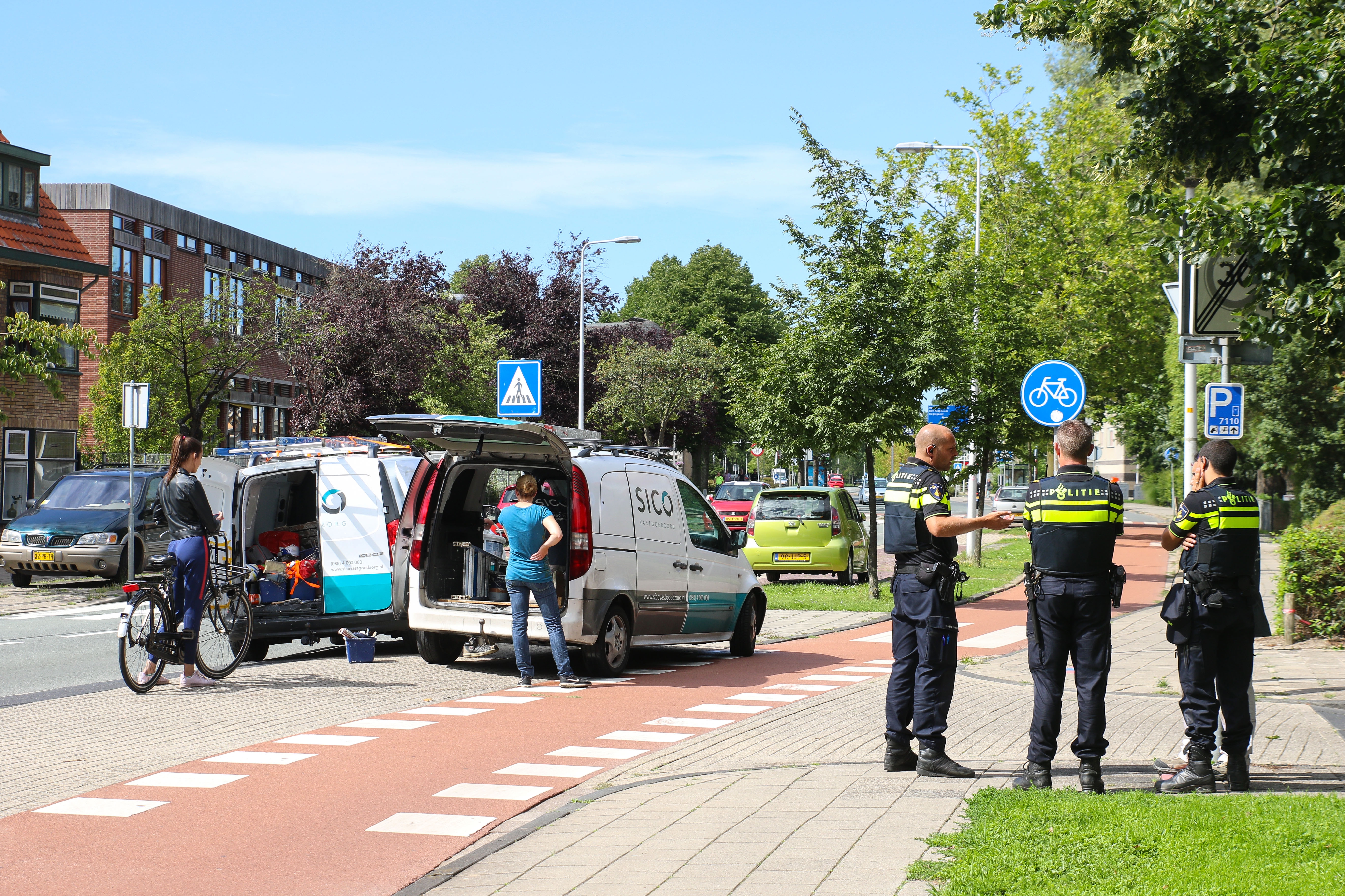 Kop-staartbotsing tussen bedrijfsbussen, Sumatrastraat in Leiden