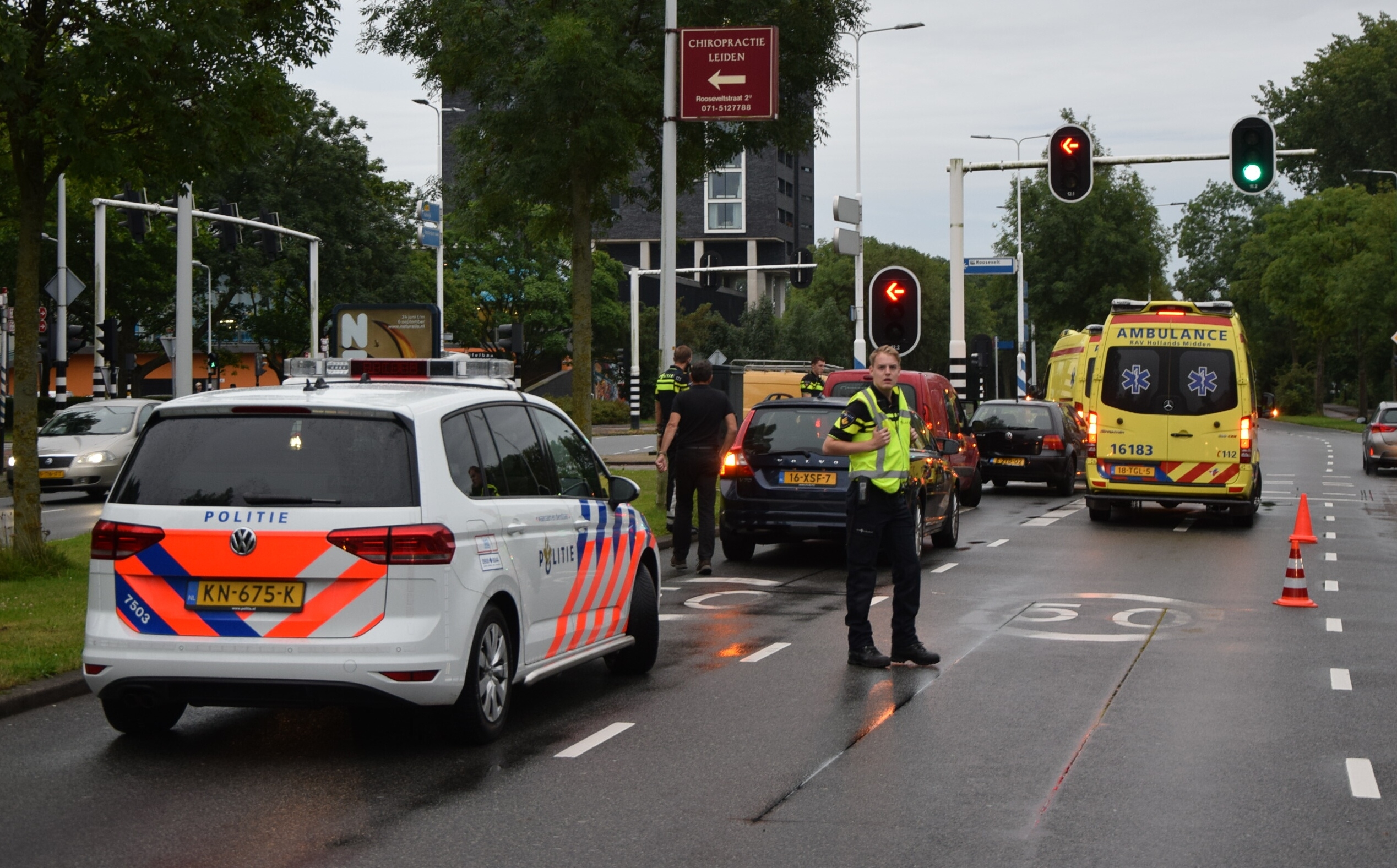 Kop-staartaanrijding zorgt voor verkeershinder, Churchilllaan in Leiden