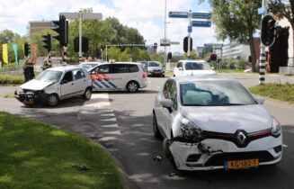 Flinke schade bij botsing tussen twee personenauto's, Plesmanlaan in Leiden