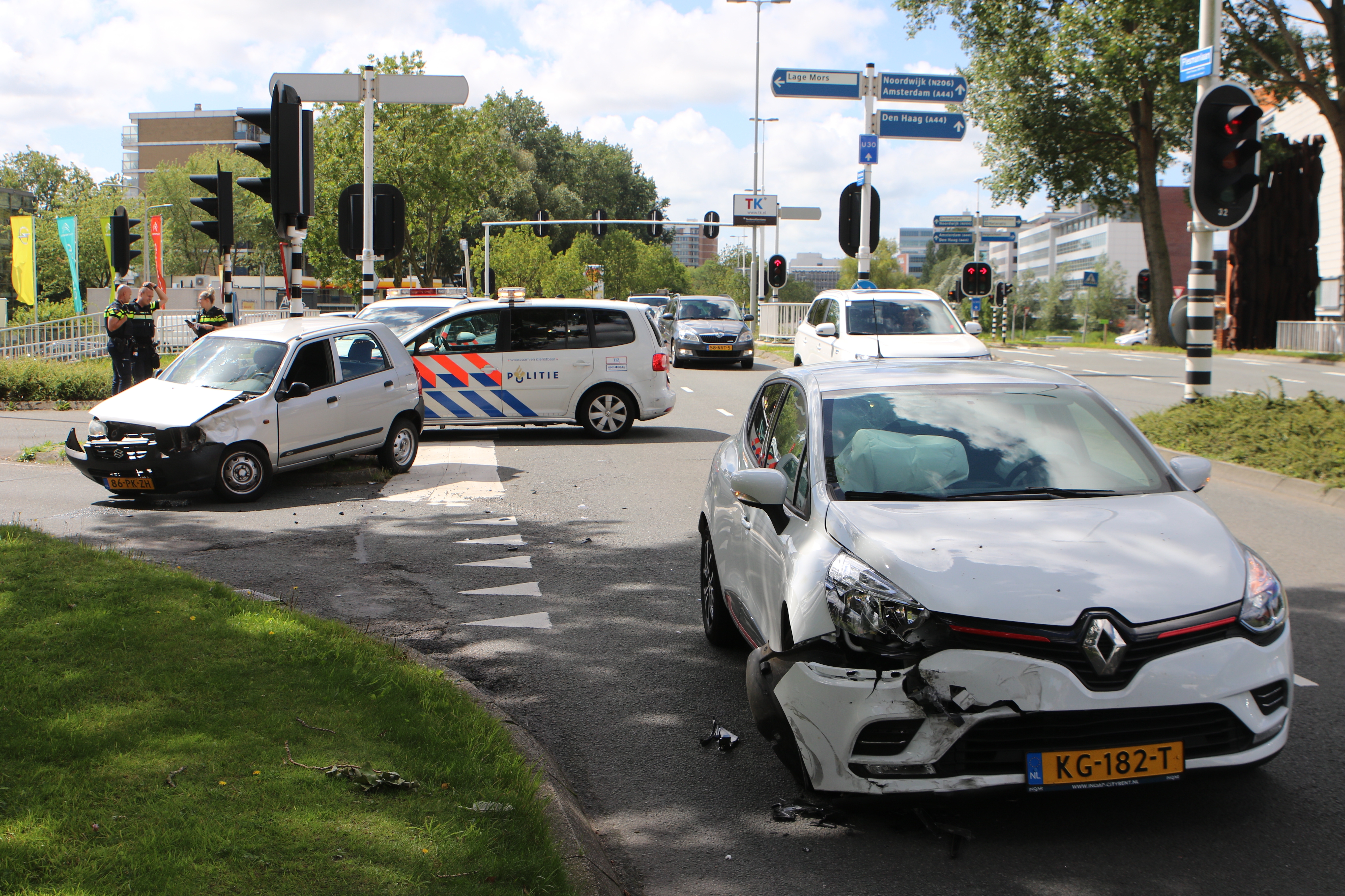 Flinke schade bij botsing tussen twee personenauto's, Plesmanlaan in Leiden