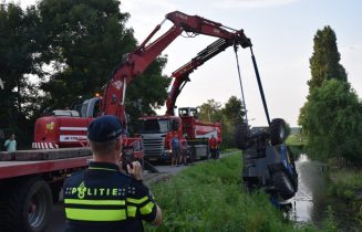 Landbouwvoertuig raakt te water, Leidseweg in Oud Ade