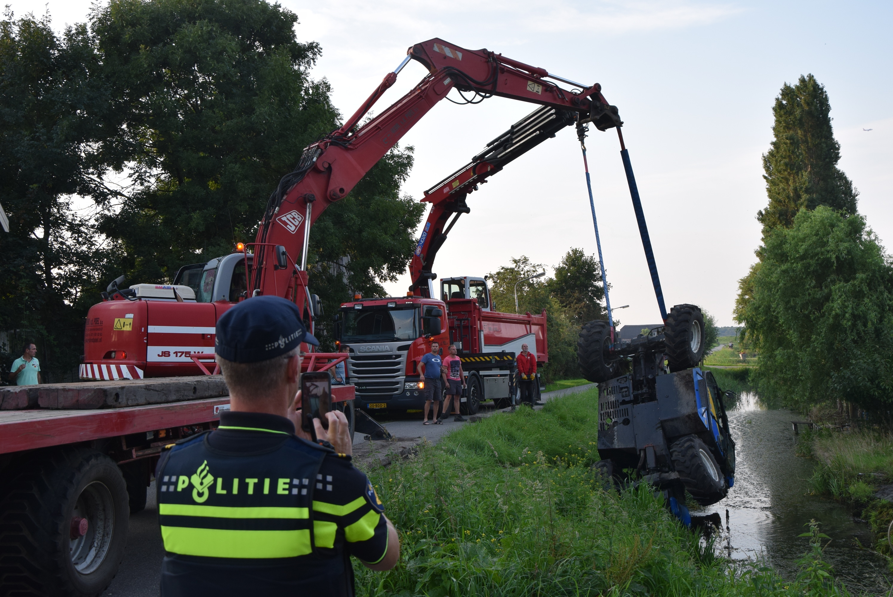 Landbouwvoertuig raakt te water, Leidseweg in Oud Ade
