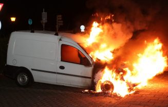 Bestelbus brand volledig uit, Dijkgravenlaan in Leiderdorp