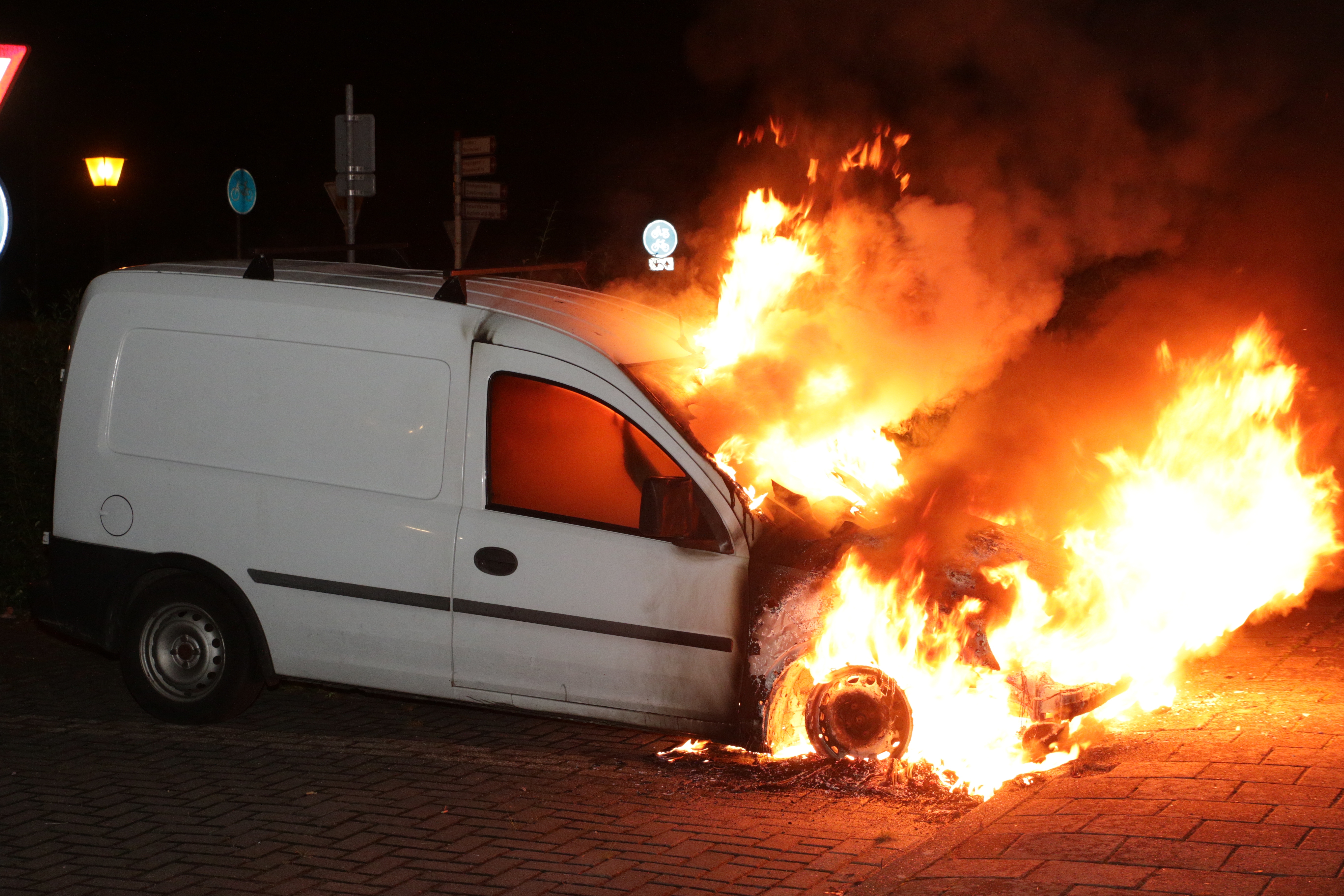 Bestelbus brand volledig uit, Dijkgravenlaan in Leiderdorp