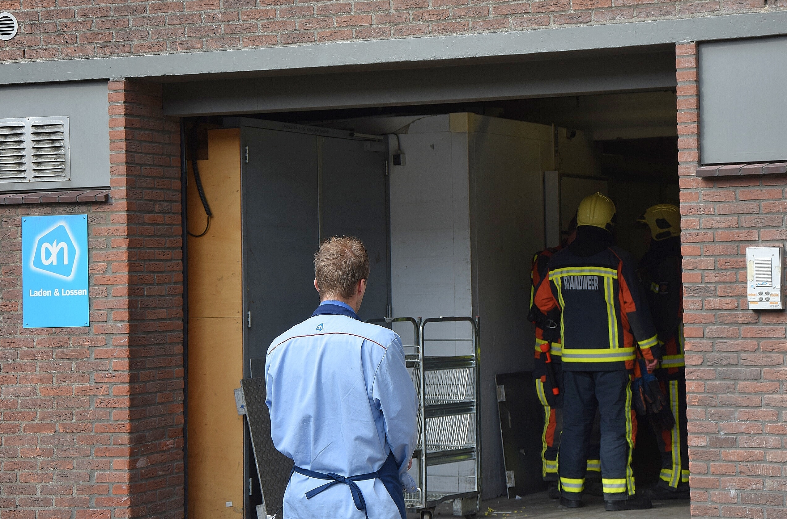 Politie ontruimt Albert Heijn-supermarkt na brandlucht, Laan van Ouderzorg in Leiderdorp