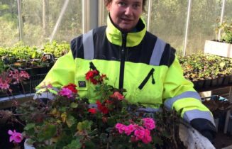 Evelien met geraniums
