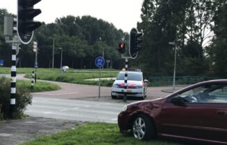 Materiële schade bij ongeval tussen auto en scooterrijder, Churchilllaan in Leiden