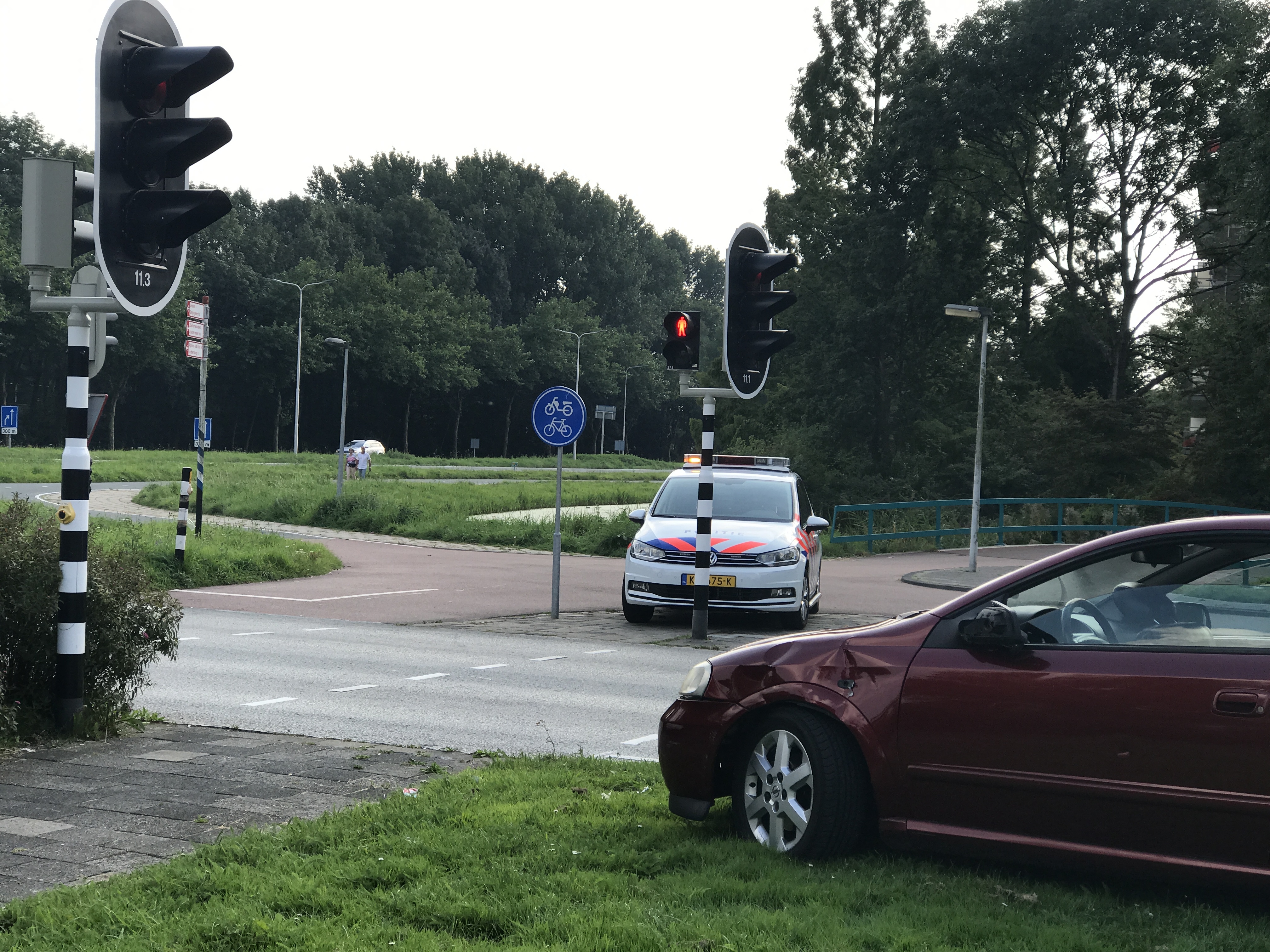 Materiële schade bij ongeval tussen auto en scooterrijder, Churchilllaan in Leiden