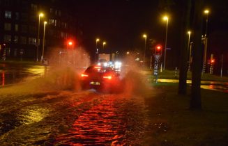 Weg onder water na forse regenbui, Vronkenlaan in Leiderdorp