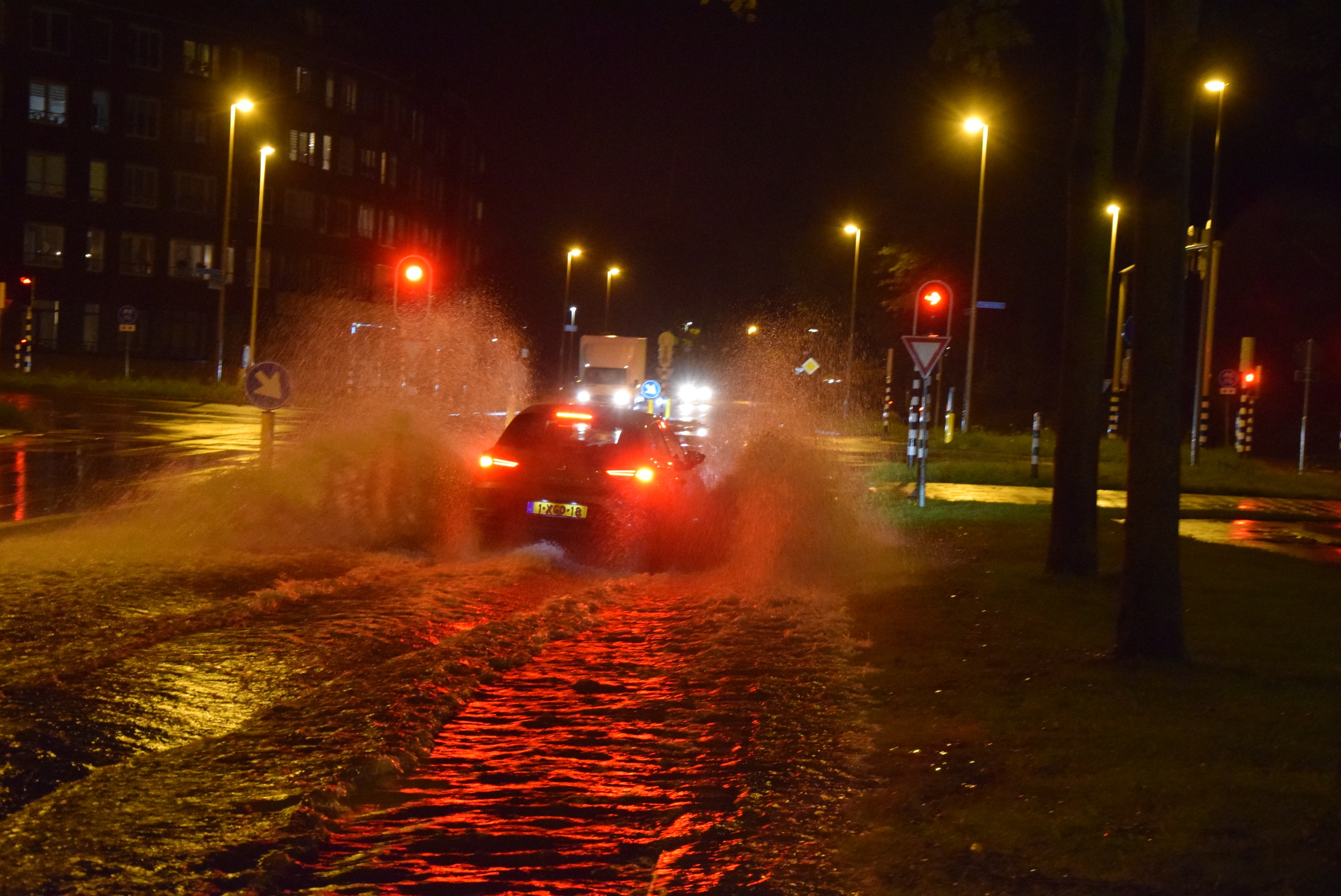 Weg onder water na forse regenbui, Vronkenlaan in Leiderdorp