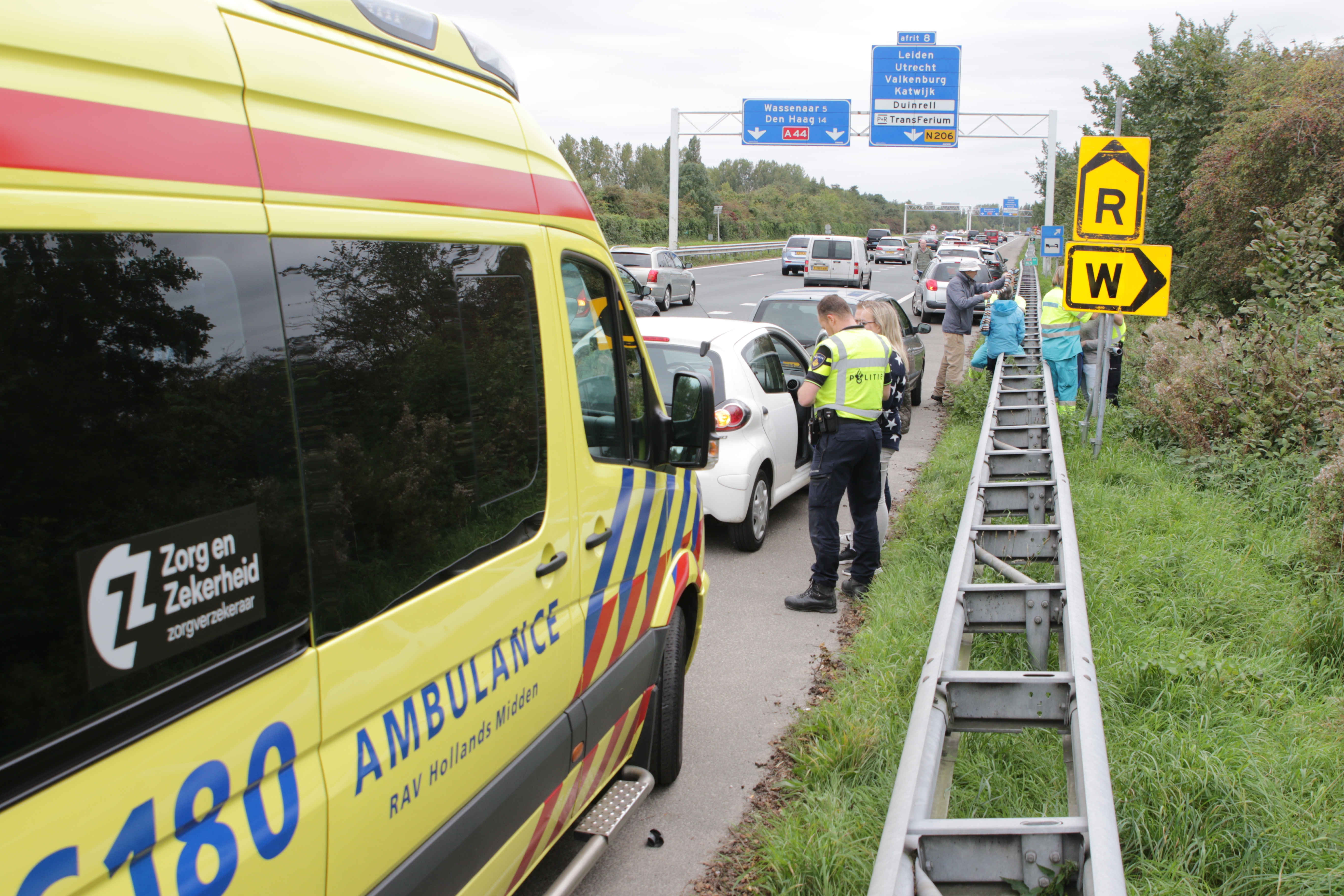 File en gesloten oprit na ongeval, Rijksweg A44 in Oegstgeest