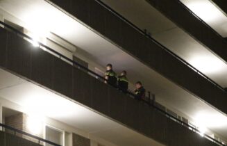 Politie breekt deur open na waterlekkage in andere woning, Aert van Neslaan in Oegstgeest