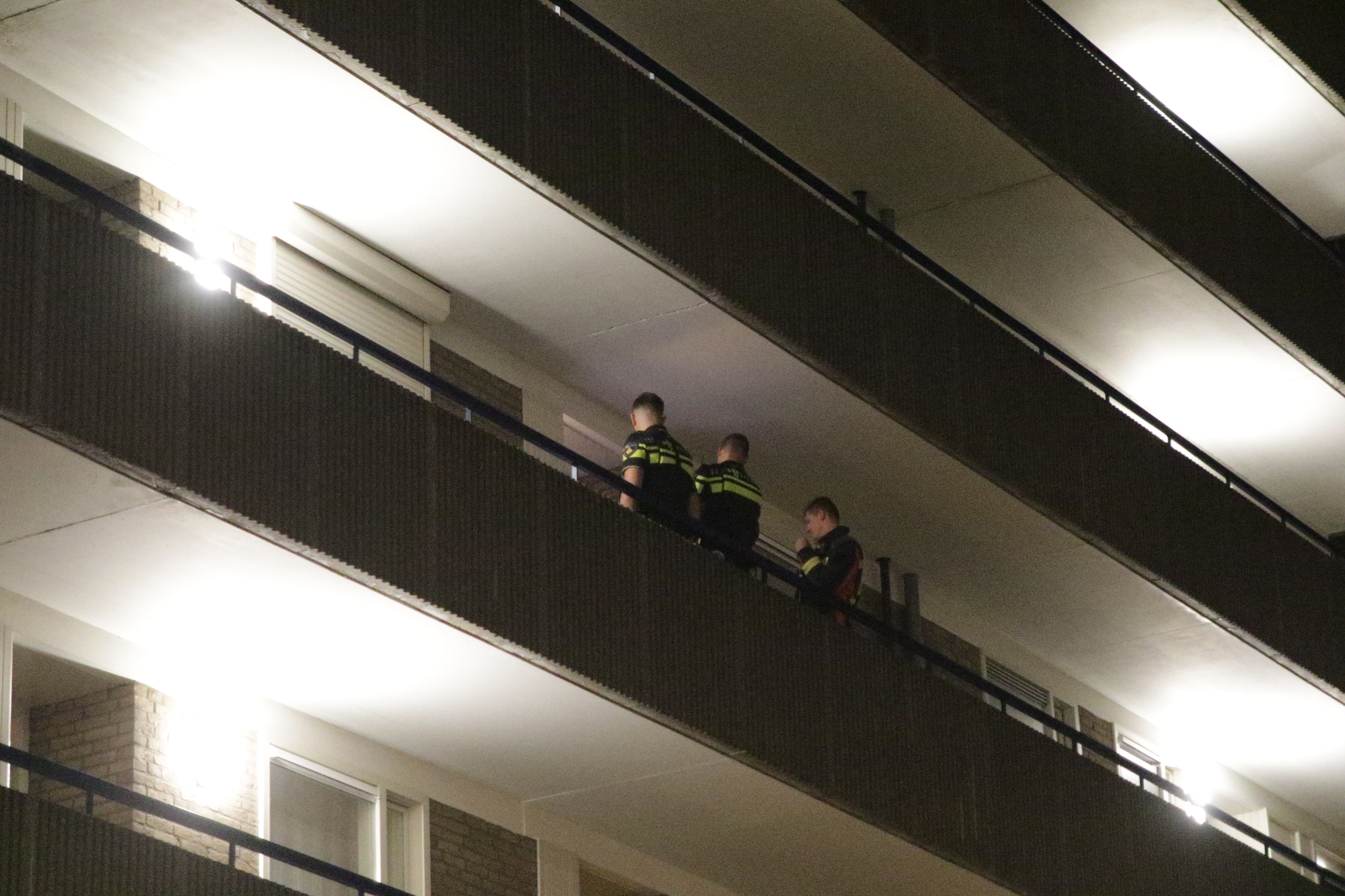 Politie breekt deur open na waterlekkage in andere woning, Aert van Neslaan in Oegstgeest