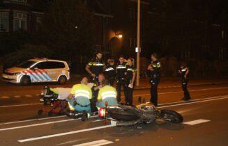 Motorrijder gewond na botsing met personenauto, Hoge Rijndijk in Leiden