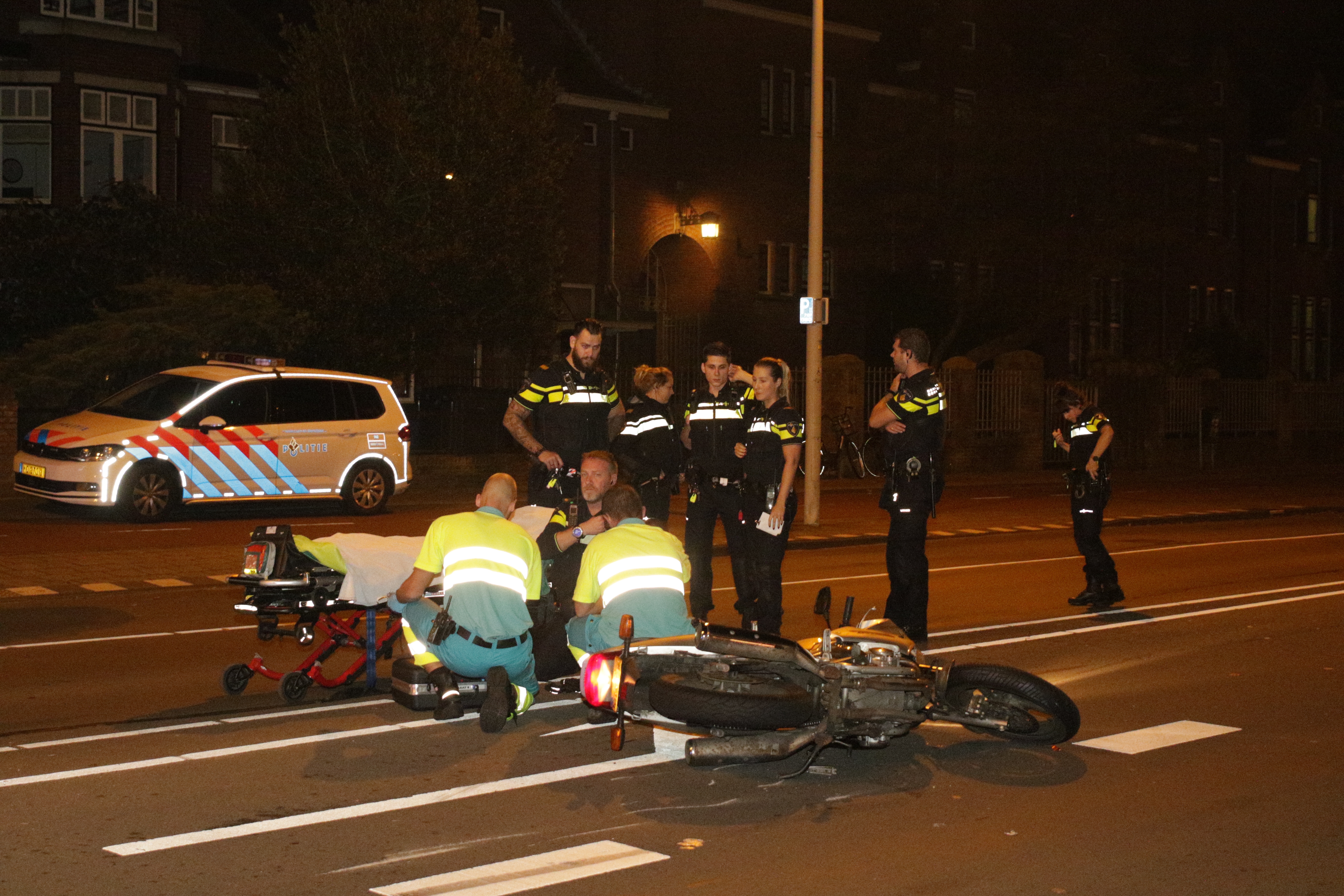 Motorrijder gewond na botsing met personenauto, Hoge Rijndijk in Leiden