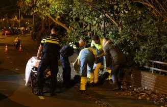 Voorbijganger vind gewonde man op straat, Hoge Rijndijk in Leiden