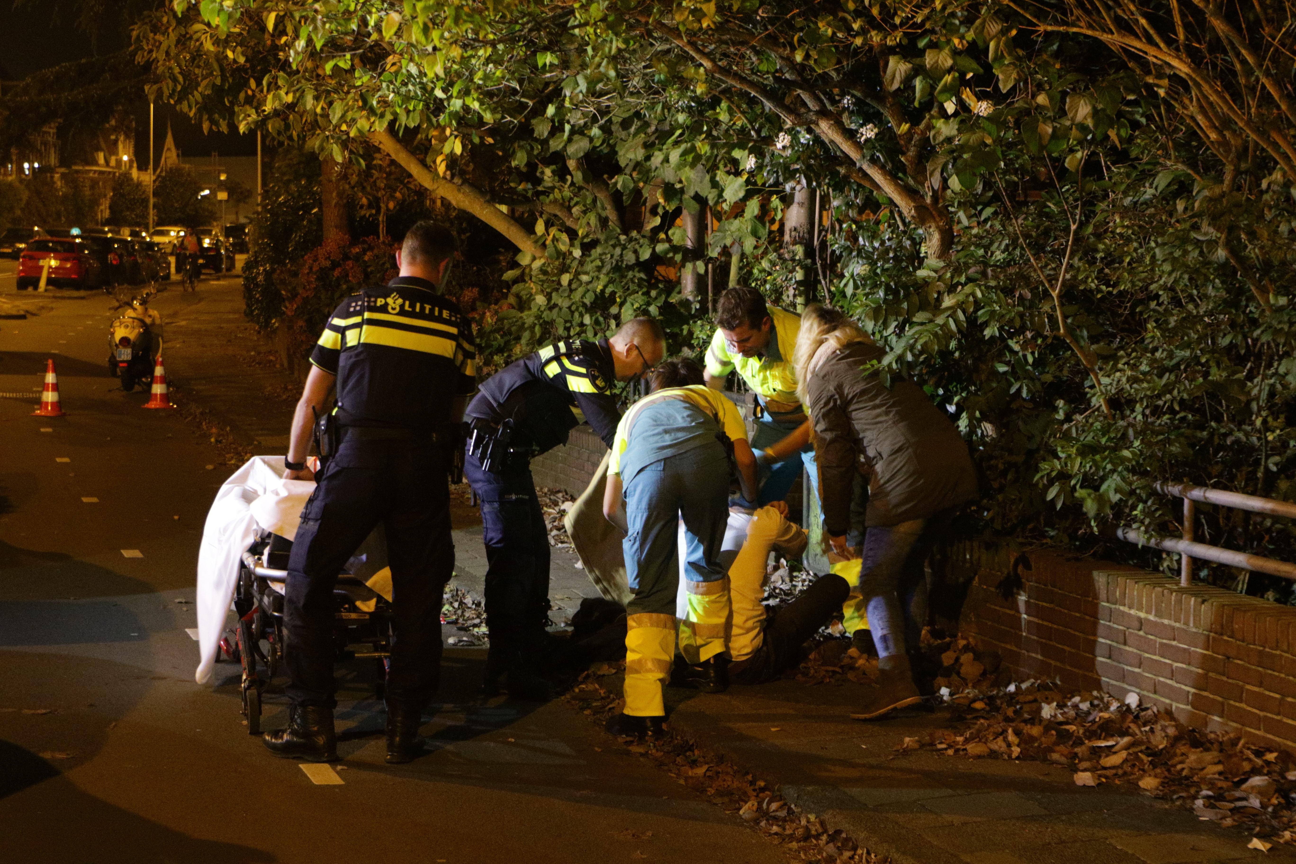 Voorbijganger vind gewonde man op straat, Hoge Rijndijk in Leiden