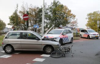 Fietsster geschept door personenauto; fietsster raakt gewond, Zijldijk in Leiderdorp